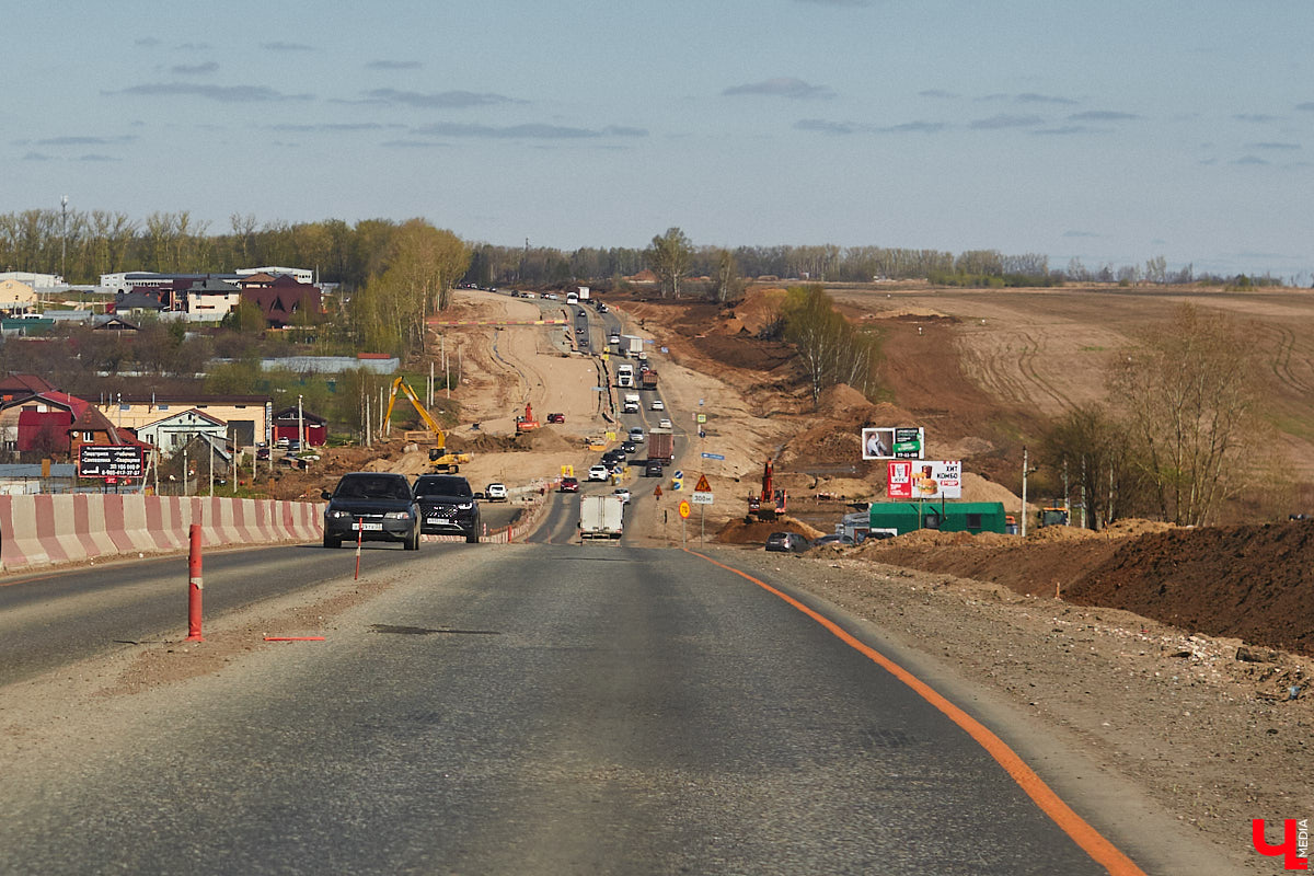 Завершить основные работы на трассе из Владимира в Суздаль должны до тысячелетия древнего города — к августу текущего года. А пока на объекте трудятся люди и специализированная техника. «Ключ-Медиа» в очередной раз проинспектировал ход масштабного строительства дороги.